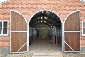 paardenstal met luxe binnenboxen